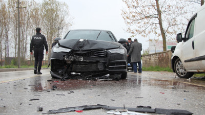 Lüks otomobil, hafif ticari araca çarptı: 2 yaralı