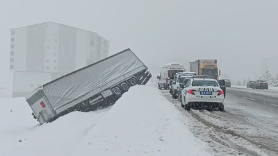 Kayganlaşan yolda tır şarampole yuvarlandı!
