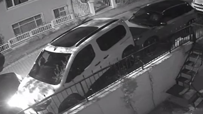 Park halindeki 8 araca çarpan sürücü kaçtı