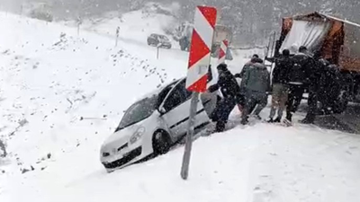 Sinop karın altında kaldı: Yollar ulaşıma kapandı!