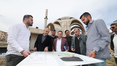 Bünyamin Çiftçi, kent meydanındaki çalışmaları inceledi