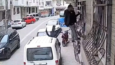 Cama tırmandı, kuruması için asılan çamaşırları çaldı!