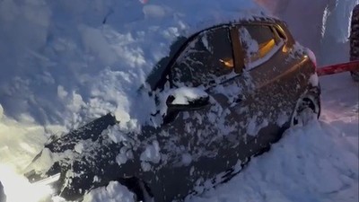 Kurtarma operasyonu! Tonlarca karın altından 3 gün sonra kurtarıldı