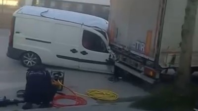 Tırın altına giren araçtan kendi imkanlarıyla böyle çıktı