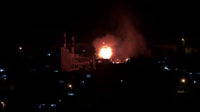 Geceyi alevler aydınlattı: 2 katlı evde çıkan yangın, yan binalara da sıçradı