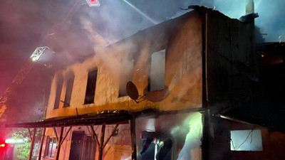 Komşuda korkutan yangın: 82 yaşındaki yatalak kadın son anda kurtarıldı