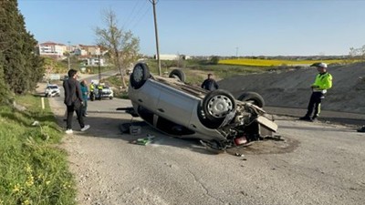 Ağaca çarpan otomobil takla attı