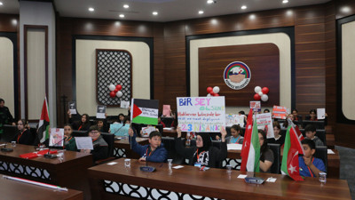 Balonlar Filistinli çocuklar için uçuruldu