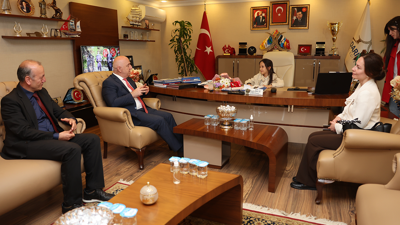 Muzaffer Bıyık koltuğunu minik İpek’e bıraktı