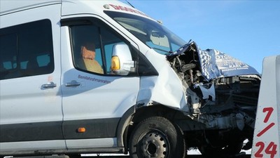 Öğretmenleri taşıyan minibüs kazaya karıştı: 3'ü ağır 15 yaralı