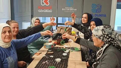 Kadın kooperatifinden anahtarlık yapım atölyesi... Kocaelispor temalı!