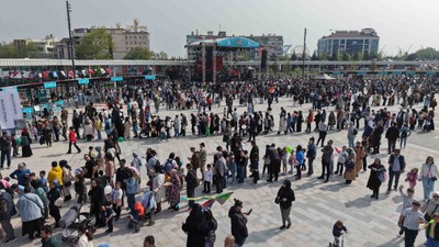 Milli İrade Meydanı her gün dolup taştı