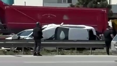 Çarpıştığı otomobil ile bariyer arasında sıkıştı