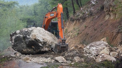 Mersin fırtınanın kurbanı oldu: Dev kaya yola düştü, tarım arazileri hasar gördü!