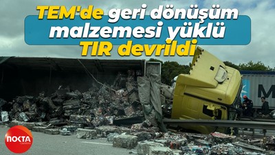 TEM'de geri dönüşüm malzemesi yüklü TIR devrildi