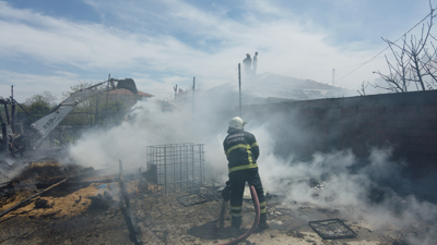 Edirne'de samanlık yangını! Alevler eve de sıçradı