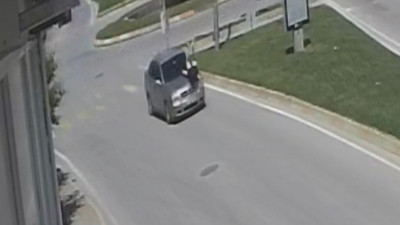 Yoldan karşıya geçerken otomobil çarptı! Kaza anı güvenlik kameralarına işte böyle yansıdı