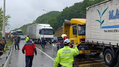 D-100'de trafik kazası: Sakarya'da can pazarı yaşanıyor!