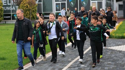 Minik öğrencilerden Kocaelisporlu futbolculara moral