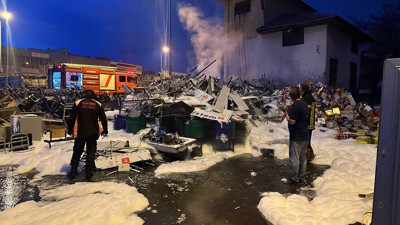 Yıldırım düşen hurdalıkta yangın çıktı!