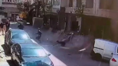 3.7'lik depremde İstanbul'da balkon çöktü: 1 kişi yaralandı