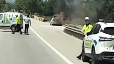 Seyir halindeki otomobil alev alev yandı!