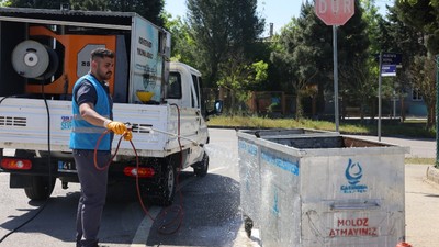 Çayırova'da temizlik hareketi! Çöp konteynerleri yerinde yıkandı