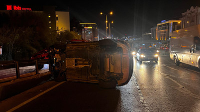 D100'de zincirleme kaza! Araç takla attı, yol kapandı