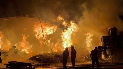 Bursa'da palet fabrikası yandı: Alevler geceyi aydınlattı!