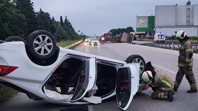 Bursa'da trafik kazası: Odunlara çarpıp takla attı!
