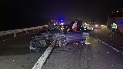 Otomobil hurdaya döndü! Önce refüje ardınan bariyerlere çarptı