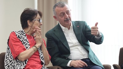 Tahir Büyükakın, Anneler Günü'nde şehit ailesi ve huzurevini ziyaret etti