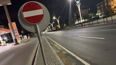 Trafik levhasına çarpan motosikletteki 2 kişi öldü