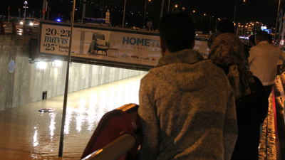 Kayseri'yi sağanak vurdu! Vatandaşlar selde mahsur kaldı