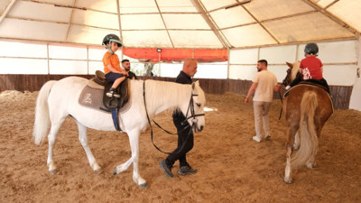 Kocaeli'de çocuklara at sevgisi aşılanıyor