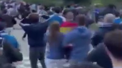 Bir kişi aracıyla taraftarların arasına daldı: Çok sayıda yaralı var!