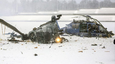 İki helikopter havada çarpıştı!