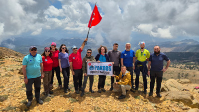 2 bin 295 metre yüksekte Türk bayrağını dalgalandırdılar