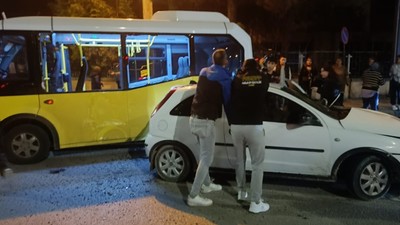 Alkollü ve ehliyetsiz... Makas atıp minibüse çarptı! İşte o anlar...