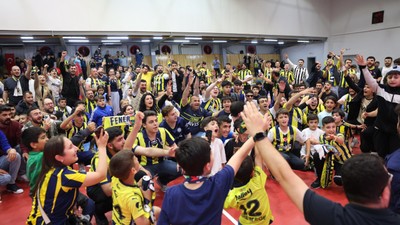 Fenerbahçe'nin Avrupa şampiyonluğu Darıca'da dev ekrana yansıtıldı