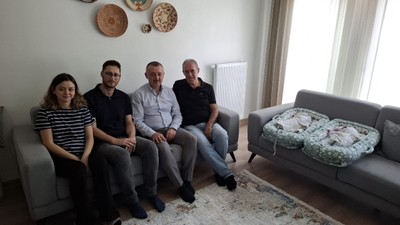 Tahir Büyükakın İpek ve Asya bebeğin kulağına ilk ezanı okudu