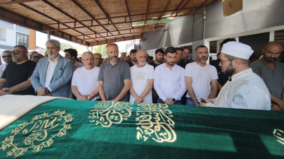 Şaban Eraslan babasını son yolculuğuna uğurladı
