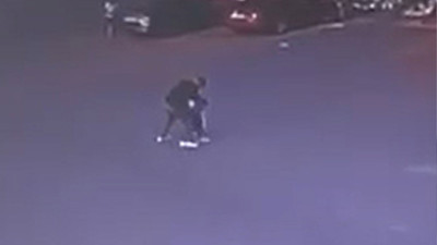 Boşanma aşamasındaki eşi tarafından, sokak ortasında 12 yerinden bıçaklandı