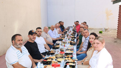 Zinnur Büyükgöz kahvaltıda esnafla buluştu