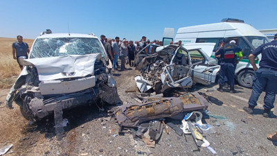 Otomobil ile hafif ticari araç çarpıştı: 4 ölü, 1 yaralı