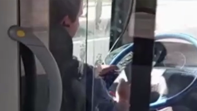 Otobüs şoförü seyir halindeyken telefonla oynadı: O anlar kamerada