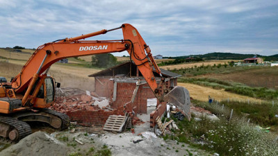 Körfez'de kaçak yapılara yıkım!