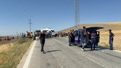 İki araç kafa kafaya çarpıştı!
