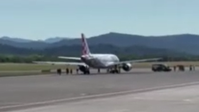 Bir kişi kalkışa hazırlanan uçağın motoruna kapılarak öldü