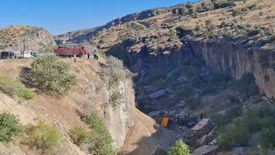 Kontrolden çıkan kamyon uçuruma düştü!